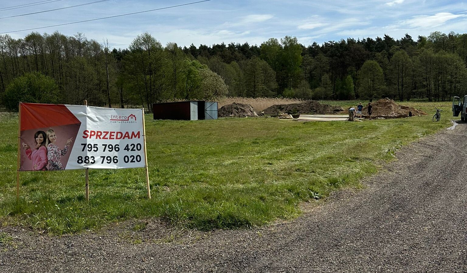 Działa w malowniczym otoczeniu, Gostyń.