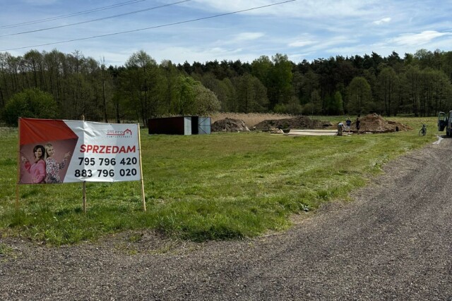 Działa w malowniczym otoczeniu, Gostyń.